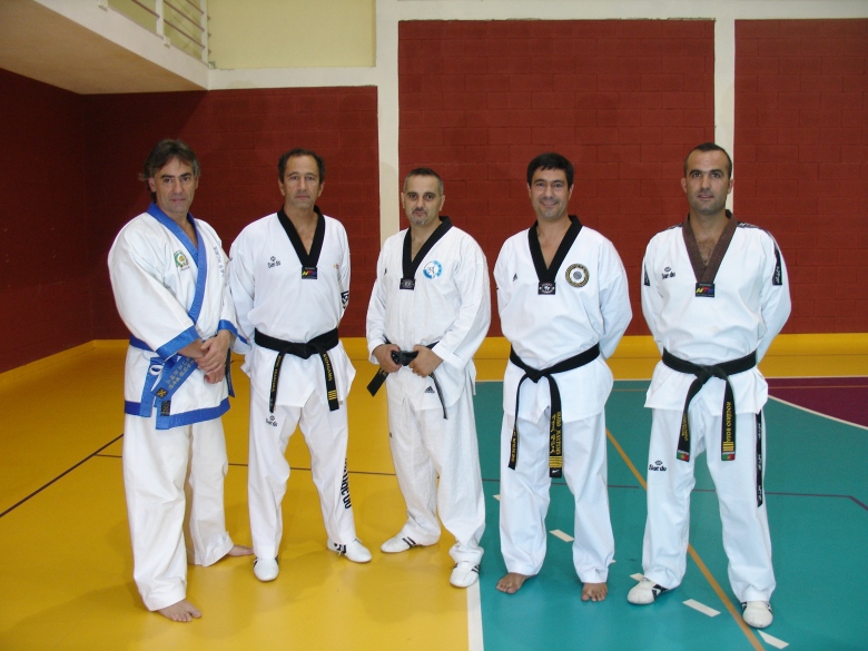  Da esquerda para a direita : Mestres- António Montes Hermida (7º Dan) - José Teixeira(4º Dan) - Luciano Neto (6º Dan) - Paulo Martins (6º Dan) - Rogério Rosa (4º Dan)